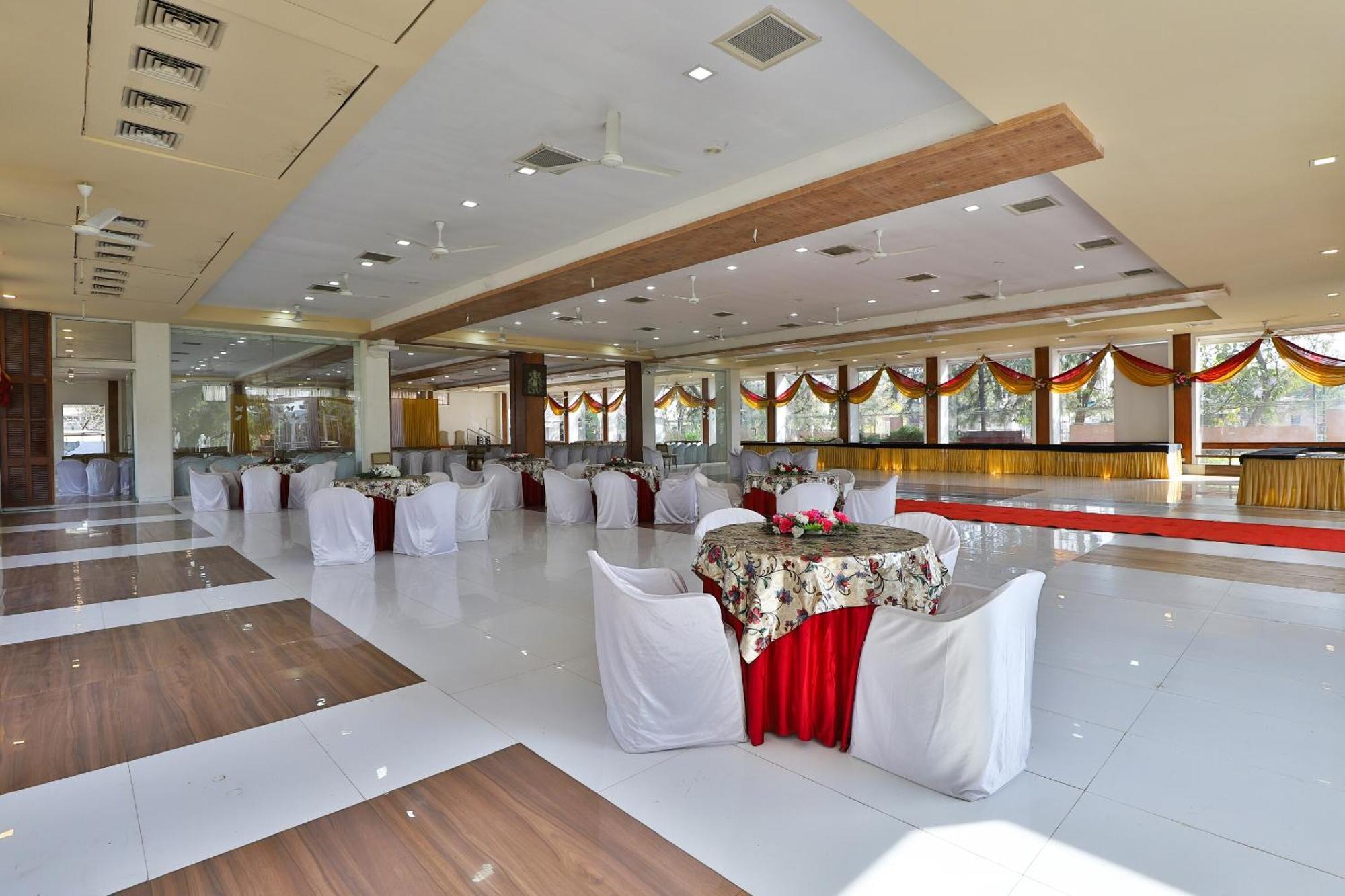 Oyo Milan Party Hall Vadodara Exterior foto
