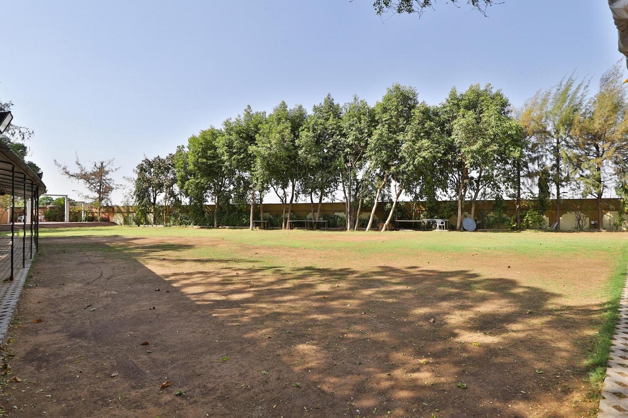 Oyo Milan Party Hall Vadodara Exterior foto
