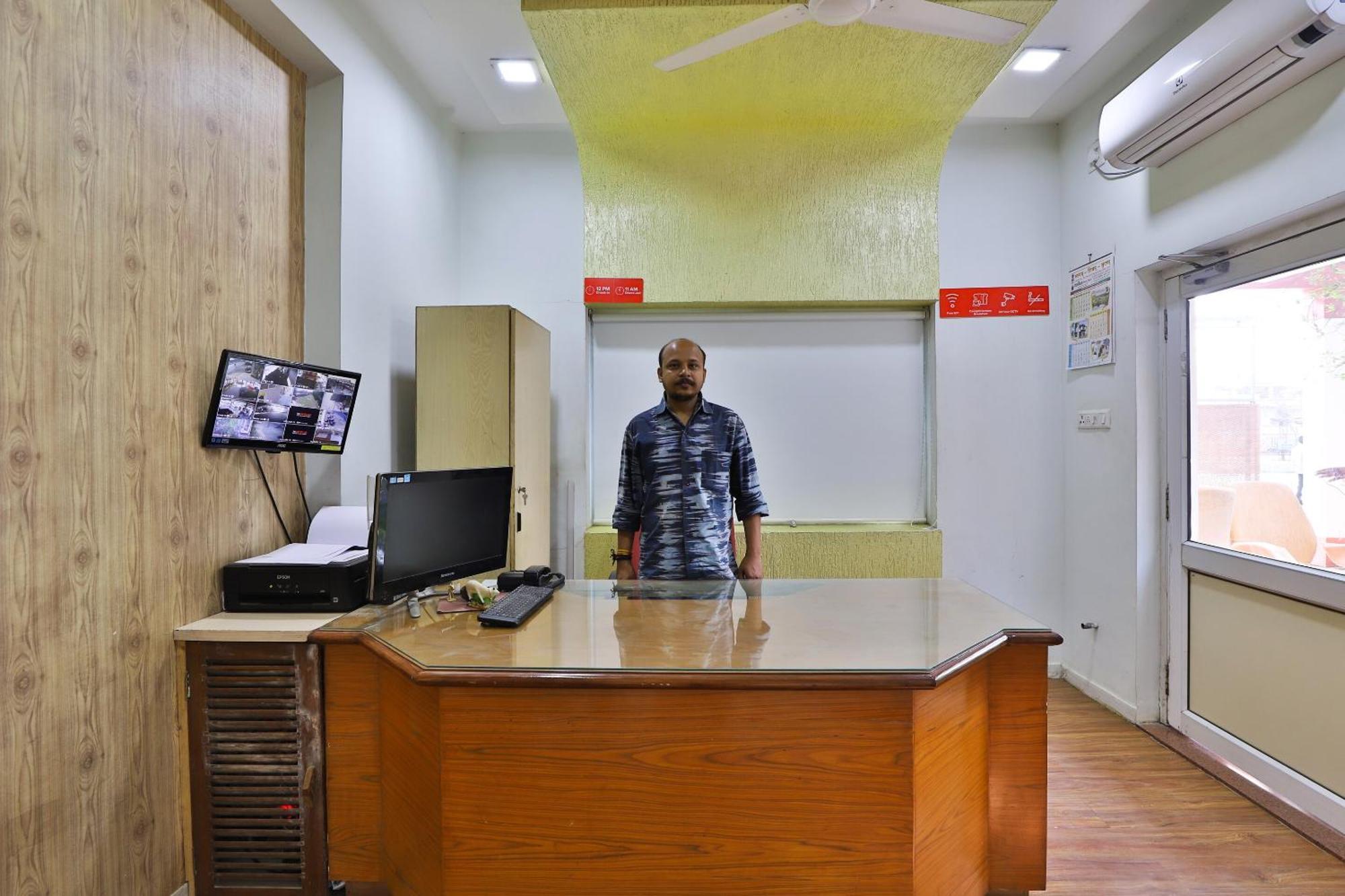 Oyo Milan Party Hall Vadodara Exterior foto