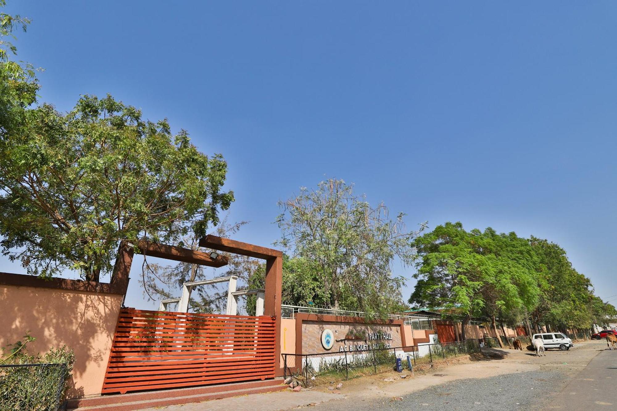 Oyo Milan Party Hall Vadodara Exterior foto