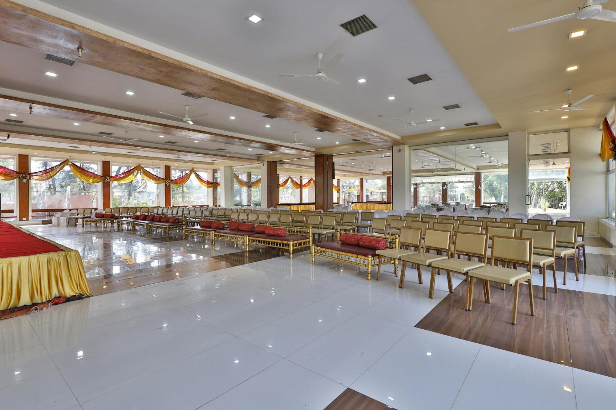 Oyo Milan Party Hall Vadodara Exterior foto
